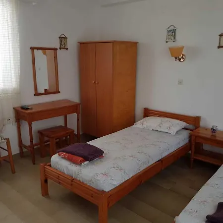 Family Run 2 Bed Studio Apartment 2 *